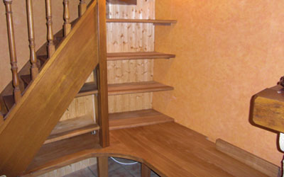 creation d un meuble tele sous un escalier bois